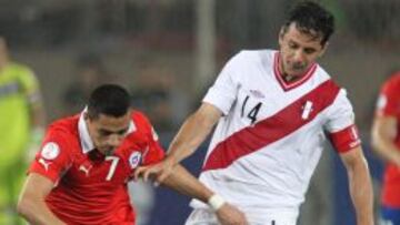 Claudio Pizarro lucha con Alexis S&aacute;nchez en el &uacute;ltimo pleito entre Per&uacute; y Chile por Eliminatorias disputado en Lima.