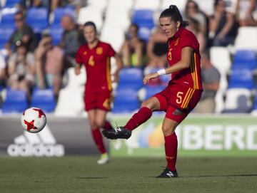 La catalana es indiscutible ahora en la Selección y en el Barcelona, pero antes pasó por el Atlético. Debería formar pareja atrás con Irene Paredes. Muy buena salida de balón.