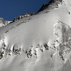 Graban a un esquiador cazado por una avalancha que él mismo desencadena