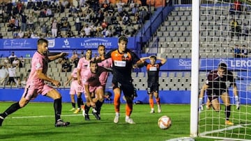 Momento el partido entre Sabadell y Linense.