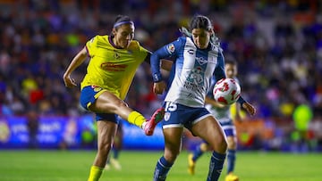 Karen Luna (L) of Pachuca fights for the ball with Mariana Cadena (R) of America during the 6th round match between Pachuca and America as part of the Torneo Clausura 2025 Liga MX Femenil at Hidalgo Stadium on February 03, 2025 in Pachuca, Hidalgo, Mexico.