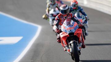 Lorenzo saliendo del pit lane.