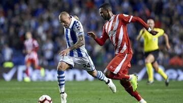 Ramalho pelea el bal&oacute;n con Sandro. 