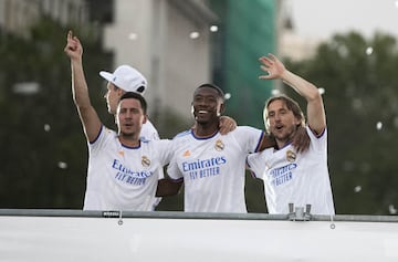 Hazard, Alaba y Modric, disfrutan de la celebración. 