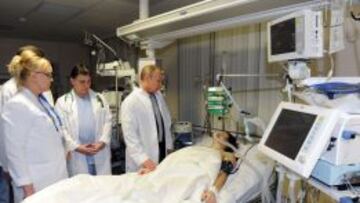 El presidete ruso Vladimir Putin acaricia a Maria Komissarova en el hospital de Sochi.