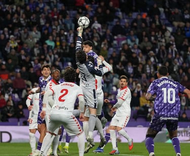 El Real Valladolid quiere, pero no puede con el Eibar
