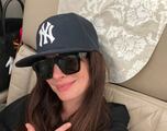 Anne Hathaway celebró el pase de los Yankees a la World Series en un avión