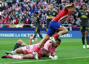 El despeje de Cardona en el área rebotó en un compañero de la UD Las Palmas y la pelota le cayó a Marcos Llorente, que no falló en la definición ante Álvaro Valles.
