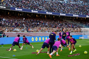 Los jugadores del FC Barcelona durante los primeros minutos del entrenamiento. 
