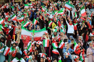 Seguidoras iraníes animan a la Selección de su país en el Estadio Azazi en Teherán. Irán venció 14-0 a Camboya en la fase de grupos de clasificación para el Mundial de 2022.