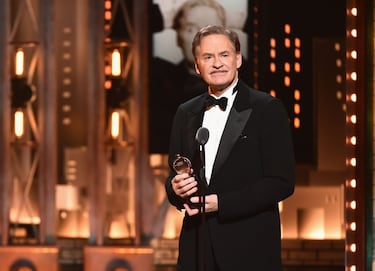 El presidente Mitchell necesita un doble y encuentran a Dave Kovic, que por motivos de seguridad hará de presidente. La situación se complica y el doble ejercerá de comandante en jefe de Estados Unidos durante más tiempo de lo previsto.