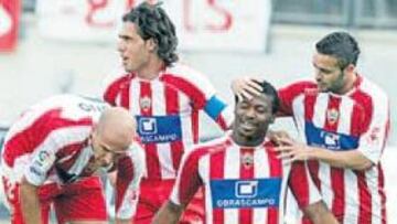 <b>OLOR A PRIMERA. </b>Kalu Uche es abrazado por sus compañeros tras marcar el gol de la victoria.