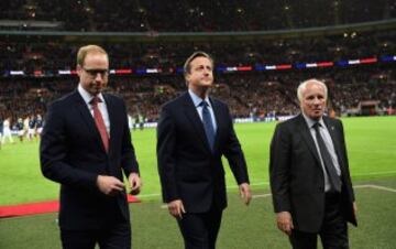 El Príncipe Guillermo, el Primer Ministro David Cameron y Greg Dyke.