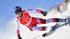 El esquiador austriaco Matthias Mayer compite durante la prueba del supergigante en la Copa del Mundo de Esquí Alpino de Kitzbühel.