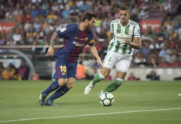Barcelona 2-0 Betis | Tosca en propia puerta y Sergi Roberto fueron los goleadores. Messi, ovacionado, tiró tres veces al palo.