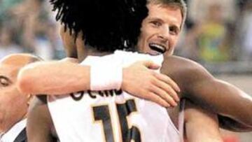 <b>ALIVIO. </b>Larrañaga y Gelabale celebran el apurado triunfo sobre Estudiantes.