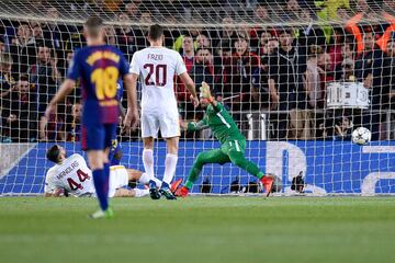 Kostas Manolas makes it 2-0 after scoring an own-goal. (2-0)