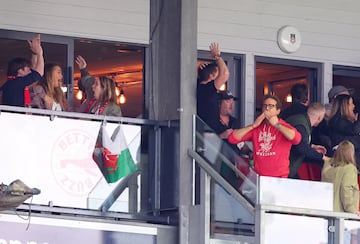 Los actores y propietarios del Wrexham, Rob McElhenney y Ryan Reynolds, celebran el tercer gol de Sam Smith, del Wrexham.