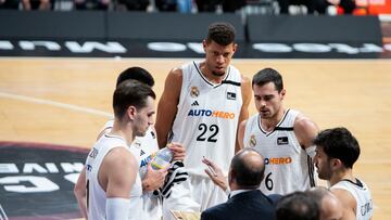 Chus Mateo, entrenador del Real Madrid, da instrucciones a Mario Hezonja, Gabriel Deck, Walter Tavares, Alberto Abalde y Facundo Campazzo durante el partido de Liga Endesa contra el UCAM Murcia.