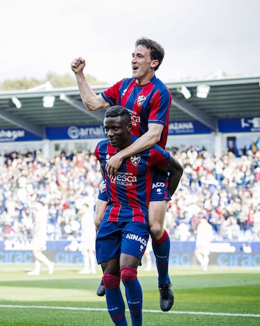 Con música le pegó Kortajarena para igualar momentáneamente el Huesca-Racing de Ferrol. Tras internarse en el área, con un control orientado con la pierna derecha, metió un zurdazo con el empeine, imparable para Jesús Ruiz. Además, redondeó su tarde apuntándose la asistencia del tercer tanto.