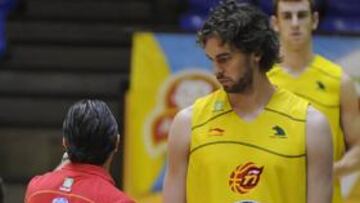 Pau con Scariolo durante un entrenamiento de la Selección.