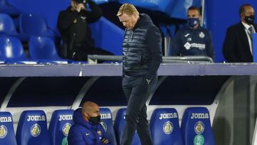 Ronald Koeman mira al suelo durante el partido de la Liga Santander entre el Getafe y el FC Barcelona en el Coliseum Alfonso Pérez.