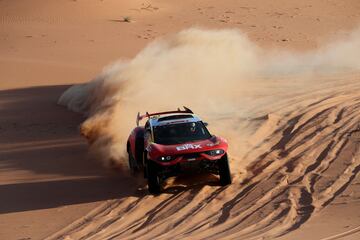 Sebastien Loeb y Fabian Lurquin durante la sexta etapa del Rally Dakar con un recorrido en Shubaytah, en pleno en Empty Quarter, en Arabia Saudí.