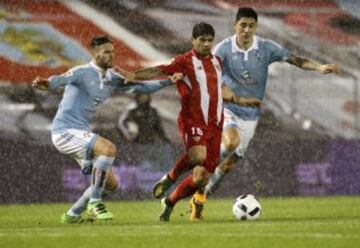 El defensa del Celta de Vigo Sergi Gómez, pugna por un balón con el centrocampista argentino del Sevilla Éver Banega, durante el partido de vuelta de la semifinal de la Copa del Rey