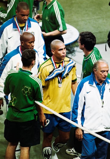 La marca que viste al brasileño le hizo una colección especial al delantero. Icónica fue su imagen tras perder la final del Mundial de 1998 y se echó las botas al cuello.