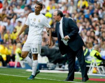 Danilo junto a Rafa Ben¨ªtez recibiendo instrucciones.