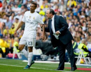 Danilo junto a Rafa Benítez recibiendo instrucciones.