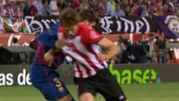 Borbalán le perdona un penalti y la roja a Piqué
