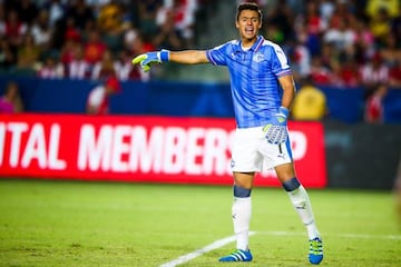 Antoni Rodríguez jugando un partido de Liga MX con la playera de Chivas.