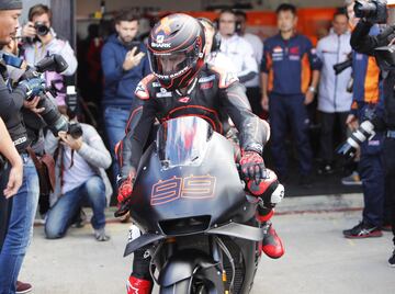 Lorenzo saliendo de boxes para probar por primera vez la Honda en el Ricardo Tormo de Cheste.