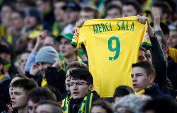 El FC Nantes se ha enfrentado hoy al Nîmes Olympique el cual ha sido la última despedida a el exjugador Emiliano Sala tras su fallecimiento. Los jugadores del club francés ha disputado el partido con vestimenta negra y con el nombre del argentino en la espalda.