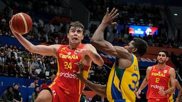 Juan Núñez penetra a canasta en el partido ante Brasil.