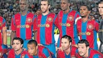 <b>TITULAR. </b>Thuram, el segundo por la izquierda, arriba, posa antes de un amistoso del Barcelona.