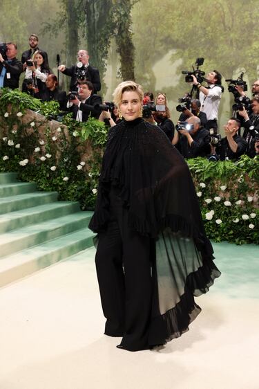 La actriz, Greta Gerwig, posa con un vestido negro de Chloé.
