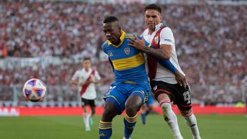 AME7940. BUENOS AIRES (ARGENTINA), 07/05/2023.- Enzo Díaz (d) de River disputa el balón con Luis Advíncula de Boca hoy, durante un partido del campeonato de Primera División disputado en el estadio Monumental de Buenos Aires (Argentina). EFE/Juan Ignacio Roncoroni