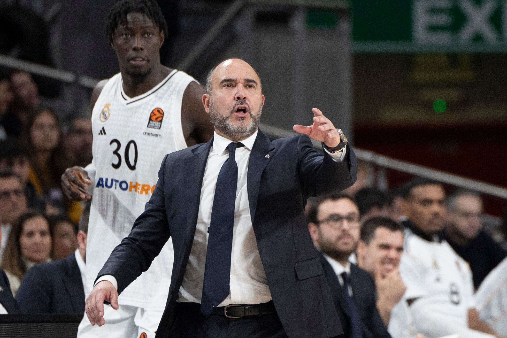 Chus Mateo, entrenador del Real Madrid, da instrucciones a sus jugadores.