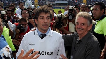 FUTBOL MEXICANO APERTURA 2005
MEXSPORT DIGITAL IMAGE
24 September 2005:  General view of Ruben Omar Romano (L) with your father coach of Cruz Azul against Dorados of Culiacan during week 9 game of the Torneo de Apertura 2005./Vista general de Ruben Omar Romano (I) con su padre entrenador del Cruz Azul ante Dorados de Culiacan durante juego de la semana 9 del Torneo de Apertura 2005.. MEXSPORT/DAVID LEAH