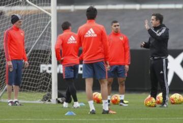 Neville da instrucciones durante un entrenamiento en enero. 