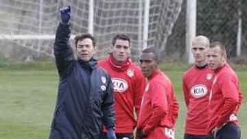 Abel Resino, nuevo técnico del Atlético de Madrid, dirigió su primer entrenamiento al frente de la primera plantilla tras ser presentado ayer, en una sesión en la que hizo acto de presencia el presidente de la entidad, Enrique Cerezo, y Jesús García Pitarch, director deportivo, permaneció al completo.