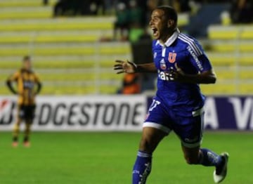 BOL01. LA PAZ (BOLIVIA), 17/03/2015.- El jugador Leandro Benegas de Universidad de Chile festeja su gol ante The Strongest hoy, martes 17 de marzo de 2015, durante un partido por la Copa Libertadores realizado en el Estadio Hernando Siles de La Paz (Bolivia). EFE/Martin Alipaz