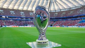 VARSOVIA, 14/08/2024.- Vista del trofeo de la Supercopa de Europa de fútbol antes de la disputa de dicha competición, entre el Real Madrid y el Atalanta, este miércoles en el Estadio Nacional de Polonia, en Varsovia.EFE/ Mariscal
