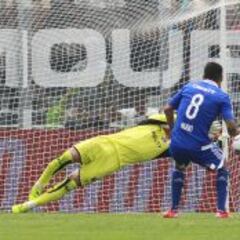 Villar es el quinto arquero albo que tapa un penal ante la U