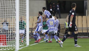 0-1. Mikel Oyarzabal celebró el primer gol que marcó de penalti.