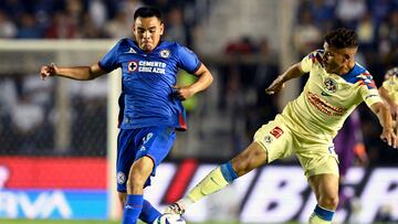 Cruz Azul's Carlos Rodriguez (L) fights for the ball with America's Jonathan Dos Santos during the Mexican Clausura tournament first leg final football match between Cruz Azul and America at the Ciudad de los Deportes stadium in Mexico City, on May 23, 2024. (Photo by ALFREDO ESTRELLA / AFP)