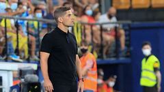 GRAF4066. VILLARREAL (CASTELL&Oacute;N), 16/08/2021.- El entrenador del Granada Robert Moreno durante el encuentro de la primera jornada de LaLiga que Villarreal y Granada juegan hoy lunes en el estadio de La Cer&aacute;mica, en Villarreal, Castell&oacute