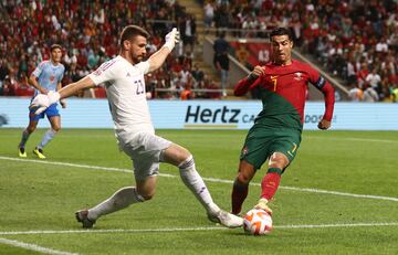 Unai Simón y Cristiano Ronaldo.
